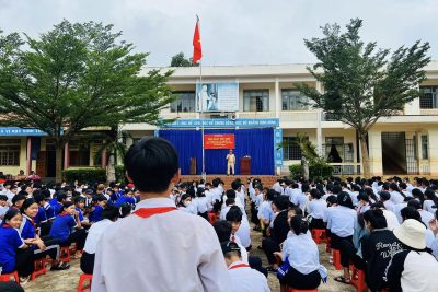 Trường THCS Ea Tiêu tổ chức sinh hoạt chủ điểm “Tìm hiểu pháp luật về giao thông, tệ nạn xã hội và Bạo lực học đường” năm học 2024-2025